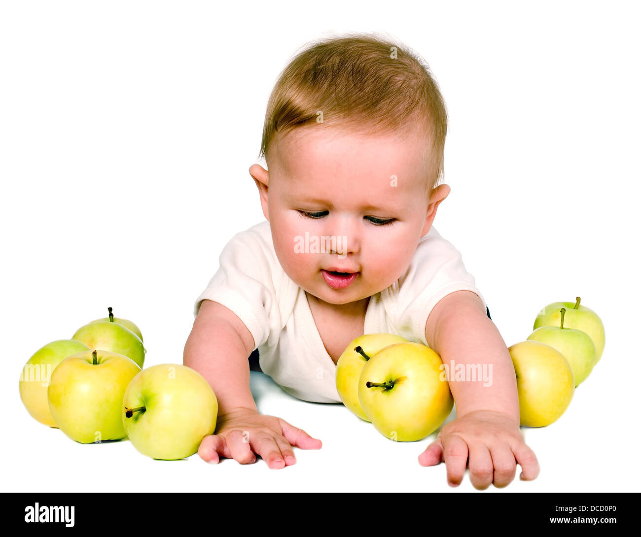 Europäischen Baby junge spielt mit Äpfeln Stockfoto