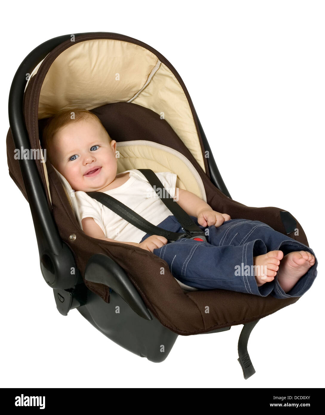 Baby Junge sitzt im Auto-Kindersitz Stockfoto