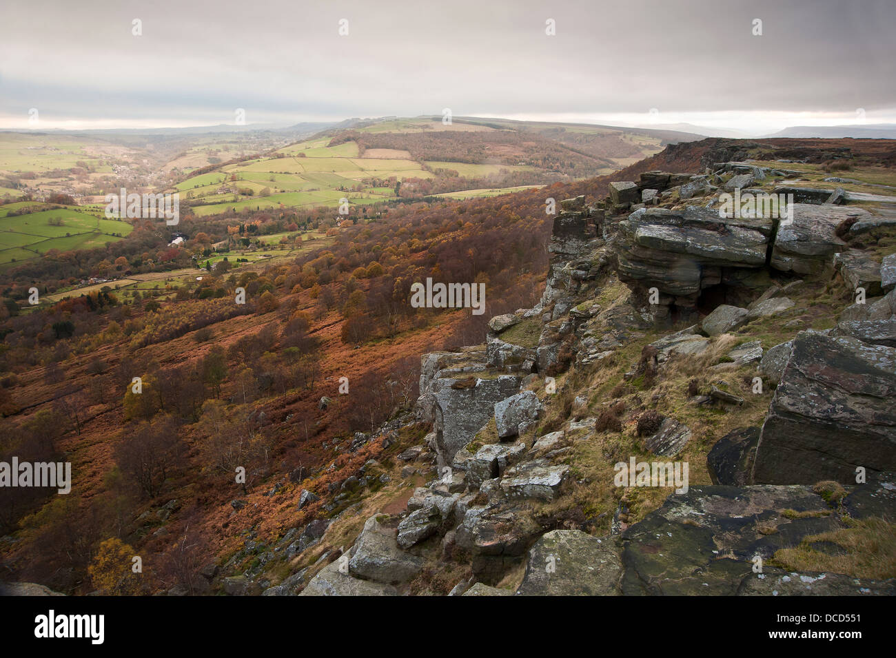 Blick entlang der Curbar in Richtung Baslows Kante im Hintergrund im Peak District Stockfoto