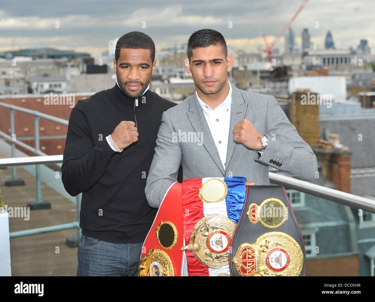 Lamont Peterson und Amir Khan teilnehmen eine promotionale Pressekonferenz im Mayfair Hotel in London England am 4. Oktober 2011. Khan (GBR) kündigte an, dass er seinen WBA und IBF Halbweltergewicht Titel gegen Peterson (USA) in Washington, D.C. in De verteidigen wird Stockfoto