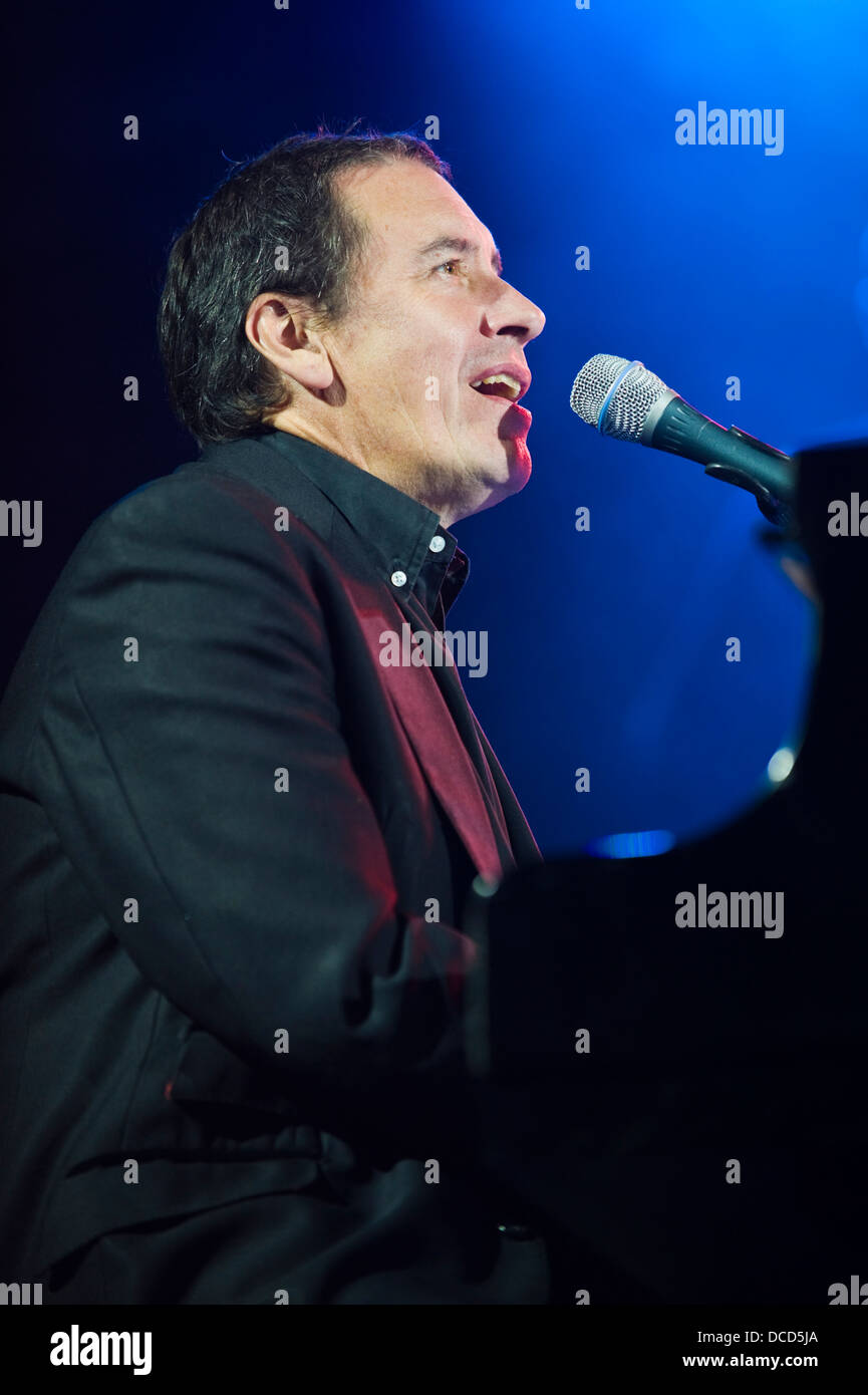 Jools Holland spielt mit seinem Rhythmus und Blues Orchestra auf der Bühne am Brecon Jazz Festival 2013 Stockfoto