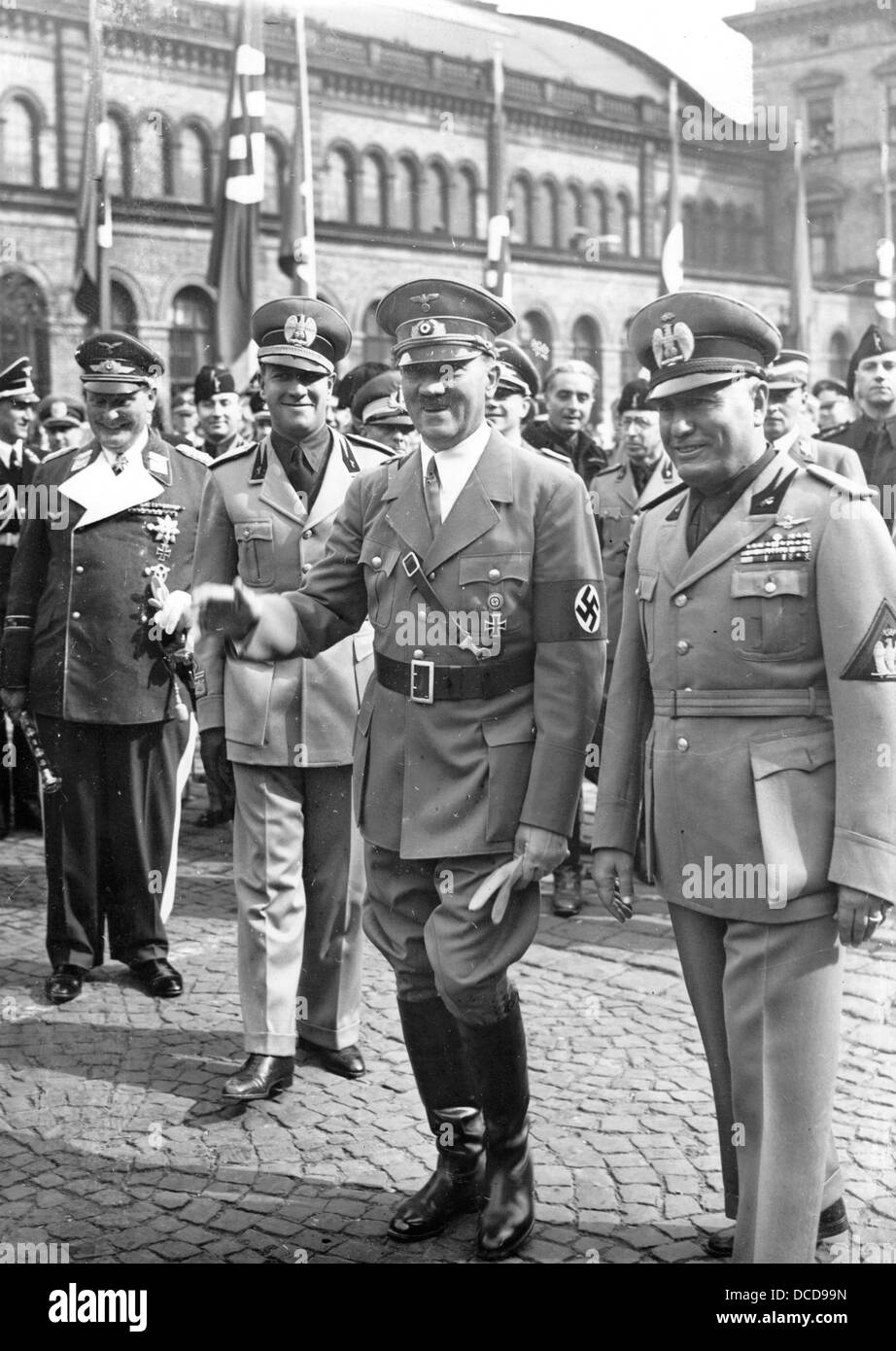 Das Bild der Nazi-Propaganda! Zeigt Adolf Hitler und den italienischen Premierminister Benito Mussolini (r) nach seiner Ankunft beim Verlassen des Münchner Hauptbahnhofs in Deutschland am 18. Juni 1940. Während des Treffens in München wollen beide "Führer" die Bedingungen der französischen Kapitulation diskutieren. Links von Hitler Hermann Göring (l) und dem italienischen Außenminister Galeazzo Ciano. Fotoarchiv für Zeitgeschichte Stockfoto