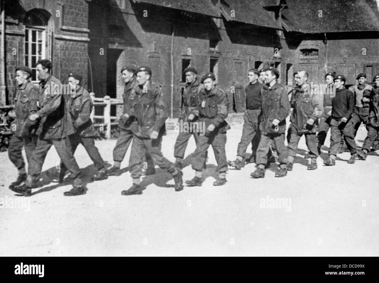 Angriff der alliierten Truppen auf die deutschen besetzten nördlichen Teile Frankreichs im Rahmen der Operation Overlord (6. Juni - 25. August 1944) - hier: Kriegsgefangene der britischen Luftwaffe. Bild von der Nazi-Propaganda! Fotoarchiv für Zeitgeschichte Stockfoto