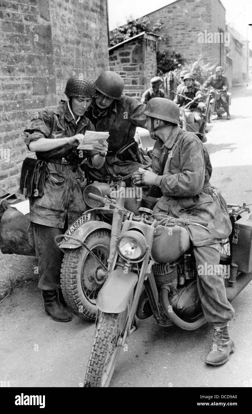 Im Juli 1944 sind an der Westfront in der Normandie in Frankreich im Dienst stehende Motorradgewehre der deutschen Wehrmacht abgebildet. Fotoarchiv für Zeitgeschichte Stockfoto