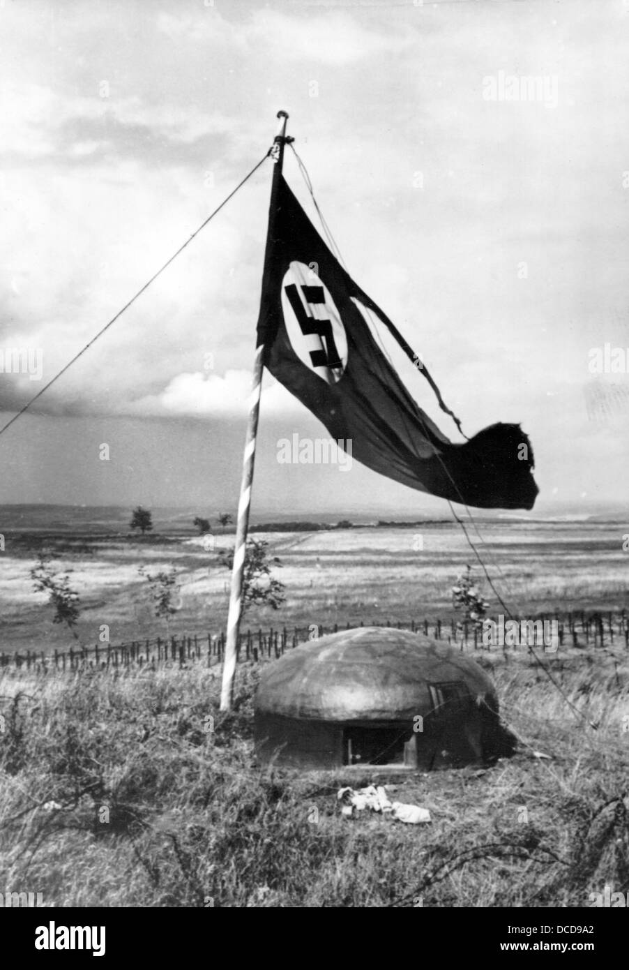 Mitglieder der deutschen Wehrmacht hetzten die Flagge des Dritten Reiches mit Haktik auf einem Bunker der Maginot-Linie, nachdem dieser im Juli 1940 besetzt war. Fotoarchiv für Zeitgeschichte Stockfoto