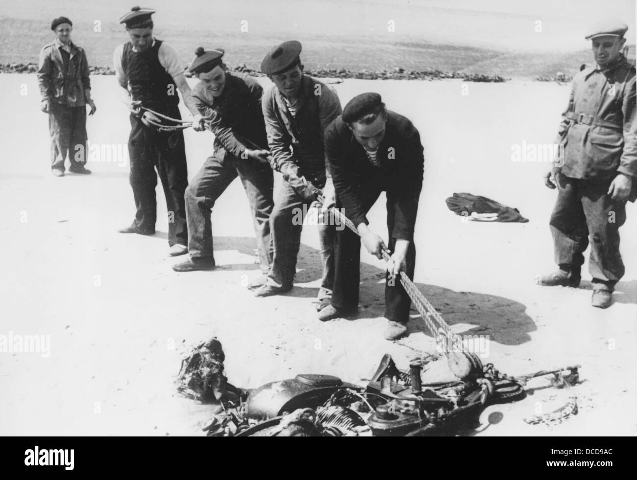 Französische Kriegsgefangene säubern im Juli 1940 den Strand von Dünkirchen in Frankreich an der Westfront. Fotoarchiv für Zeitgeschichte Stockfoto