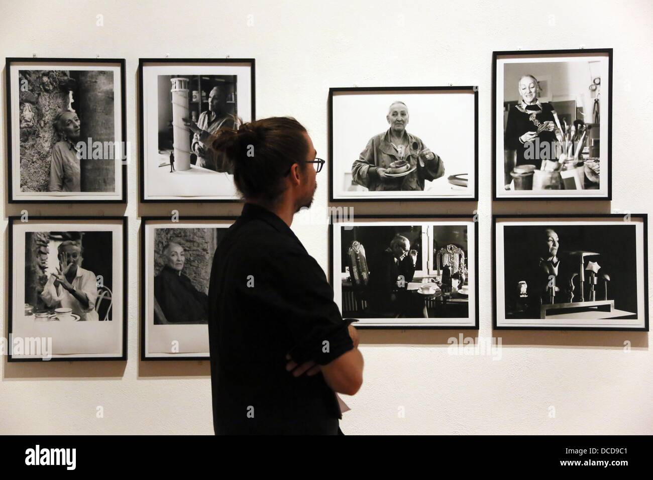 Berlin, Deutschland. 15. August 2013. Fotos von Margit Baumann Künstlerin Meret Oppenheim Darstellung erscheinen in der Martin-Gropius-Bau in Berlin, Deutschland, 15. August 2013. Die Installation ist Teil der Ausstellung "Meret Oppenheim. Retrospektive "anlässlich des 100. Geburtstages des Künstlers, die bis zum 1. Dezember 2013 läuft. Foto: STEPHANIE PILICK/Dpa/Alamy Live News Stockfoto