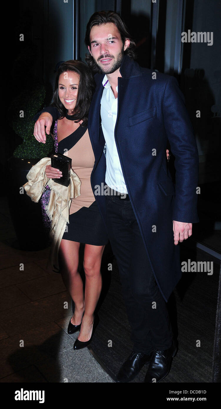 Funda Onal und Bobby Sabel, bei den London Lifestyle Awards 2011 im Park Plaza Riverbank Hotel - Deparures. London, England - 06.10.11 Stockfoto