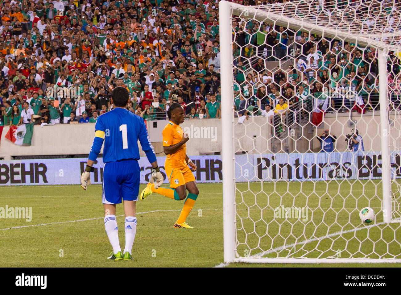 East Rutherford, New Jersey, USA. 14. August 2013. 14. August 2013: Côte d ' Ivoire vorwärts Didier Drogba (11) geht an um den Ball zu holen, nachdem er auf einen Elfmeter als Mexiko Torwart Jesus Corona (1) Uhren während das internationale Freundschaftsspiel zwischen Mexiko und Côte d ' Ivoire an Met Life Stadium, East Rutherford, NJ erzielte. Mexiko gegen Côte d ' Ivoire 4-1. © Csm/Alamy Live-Nachrichten Stockfoto