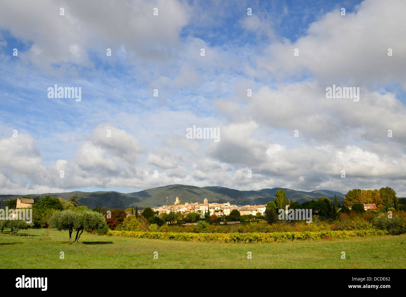 Lourmarin Dorf im Luberon, gelegen am Fuße des Luberon, einer Bergkette von Licht und Kontraste. Provence, Frankreich Stockfoto