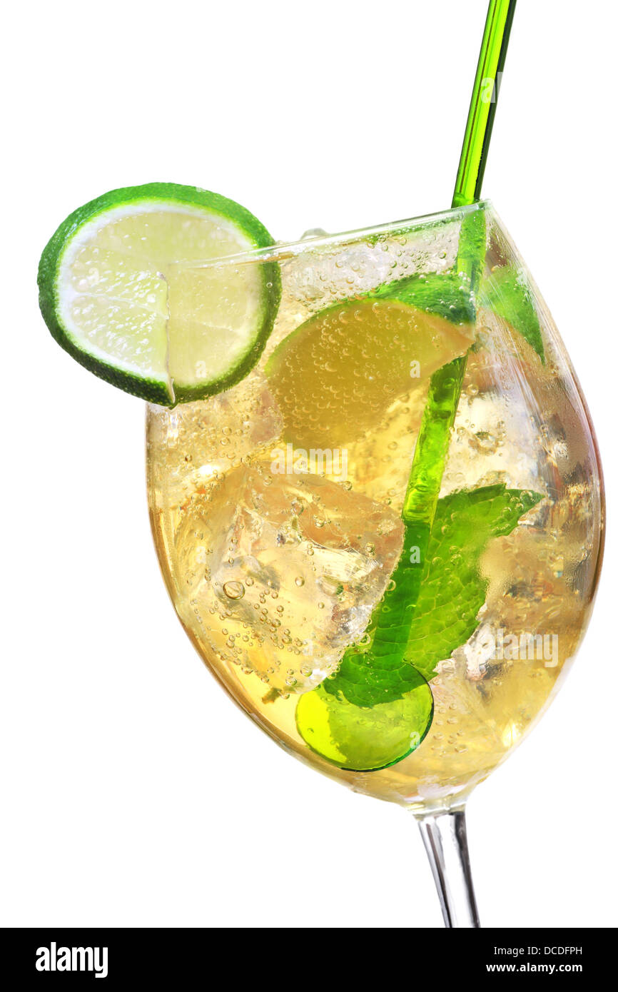 Hugo cocktail, mit Holunderblüten, Champagner, Soda, Kalk und mit Minze garniert. Stockfoto