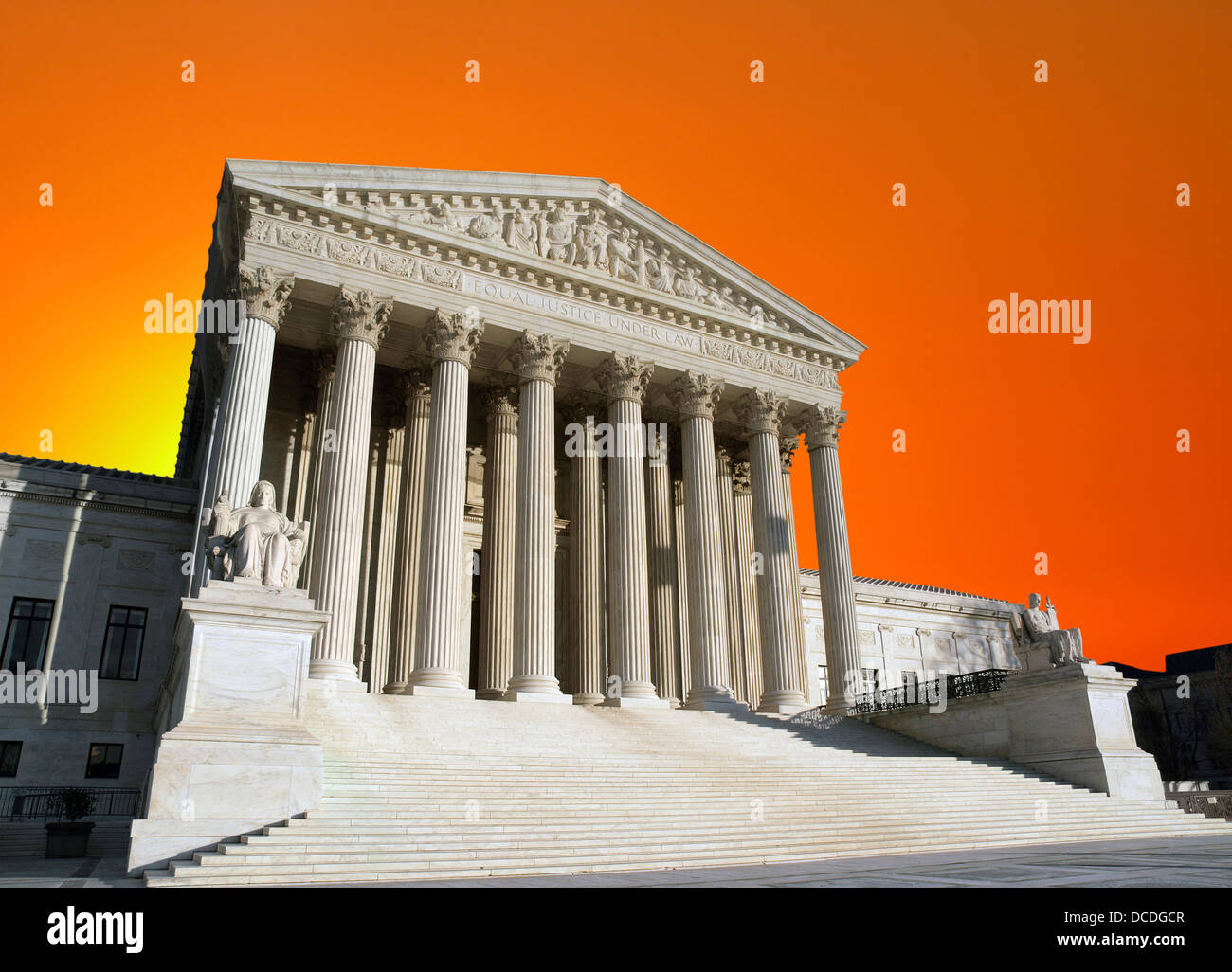 Orange sunset Himmel über den United States Supreme Court Gebäude in Washington DC. Stockfoto