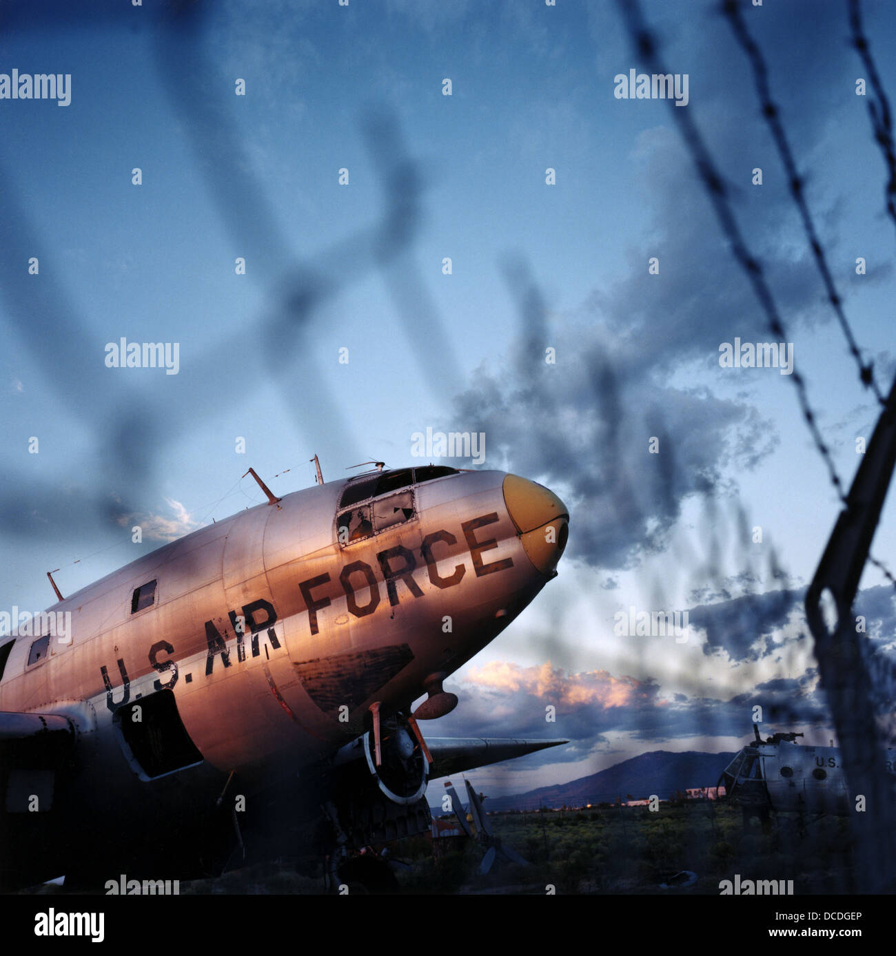Die zerstörten Reste einer C-46 Commando, WW2-Ära Transportflugzeug warten auf Bergung oder recycling in der Wüste Flugplatz der Davis-Monthan in Tucson, Arizona. Stockfoto