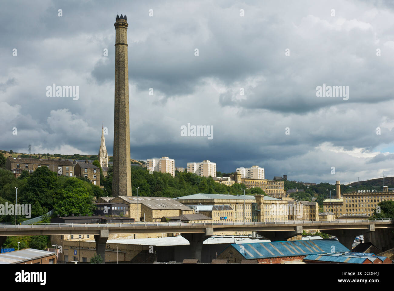 Die Skyline von Halifax, West Yorkshire, England, UK, mit Mühle Schornstein und Klette Weg Überführung Stockfoto