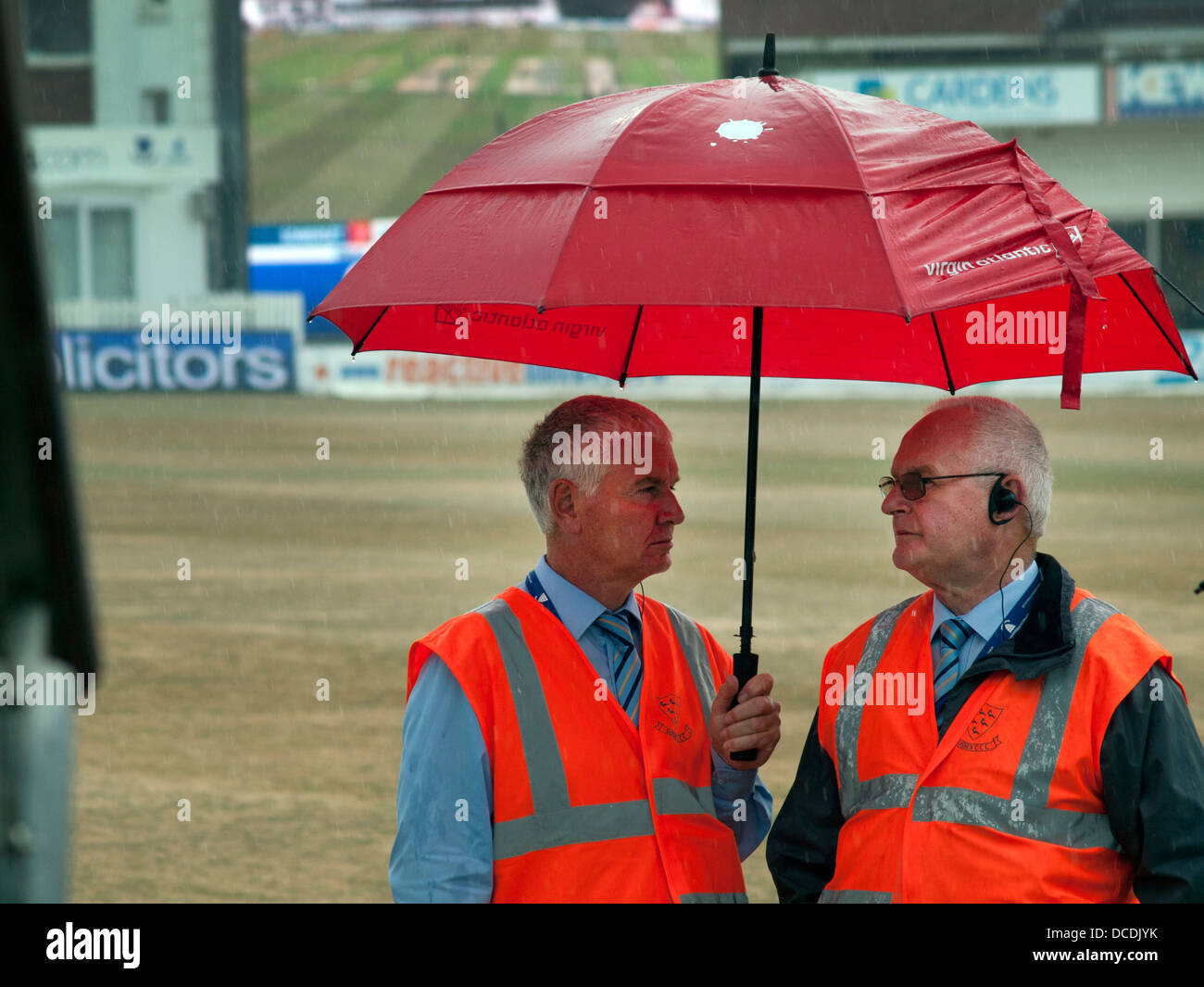 Sonnenschirme, während einem verregneten Tag in Sussex Cricket Stockfoto