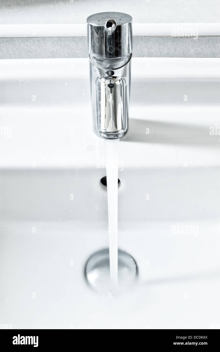 Bad Wasserhahn mit Wasser Stockfoto