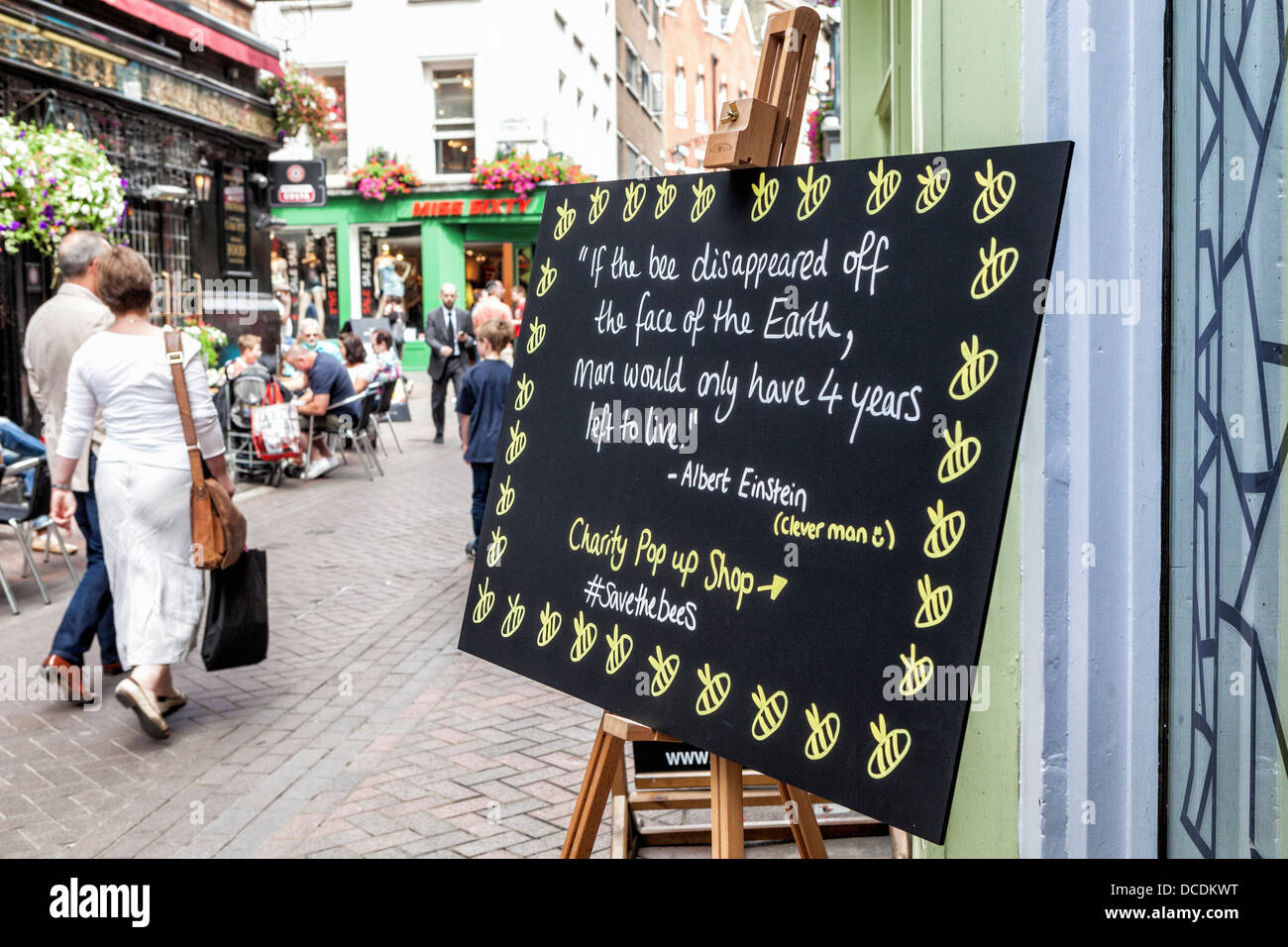 Pop-up-Charity-Shop speichern die Bienen in der Carnaby Street, London Stockfoto