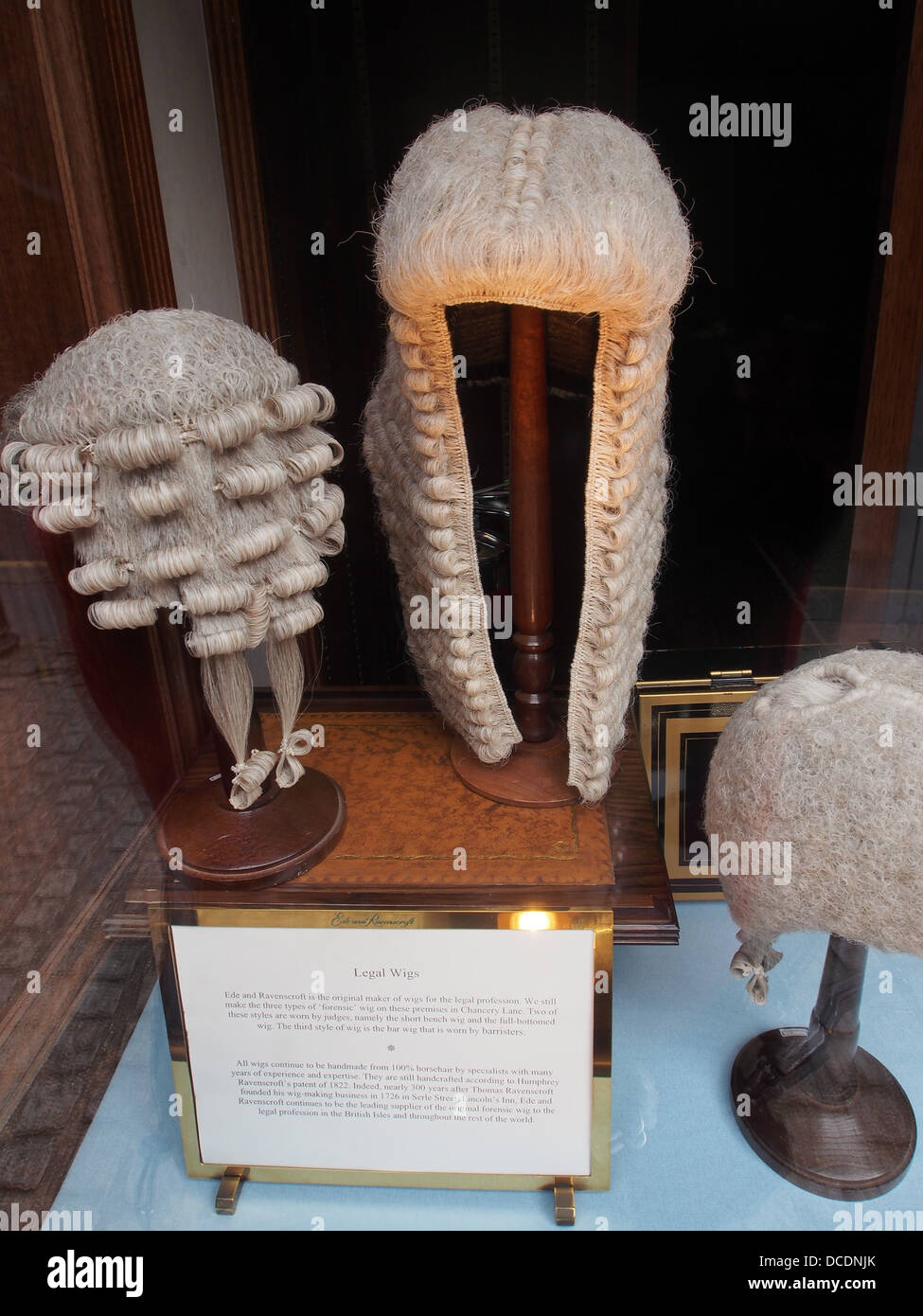 London-Schaufenster Barristers Perücken zu verkaufen Stockfoto