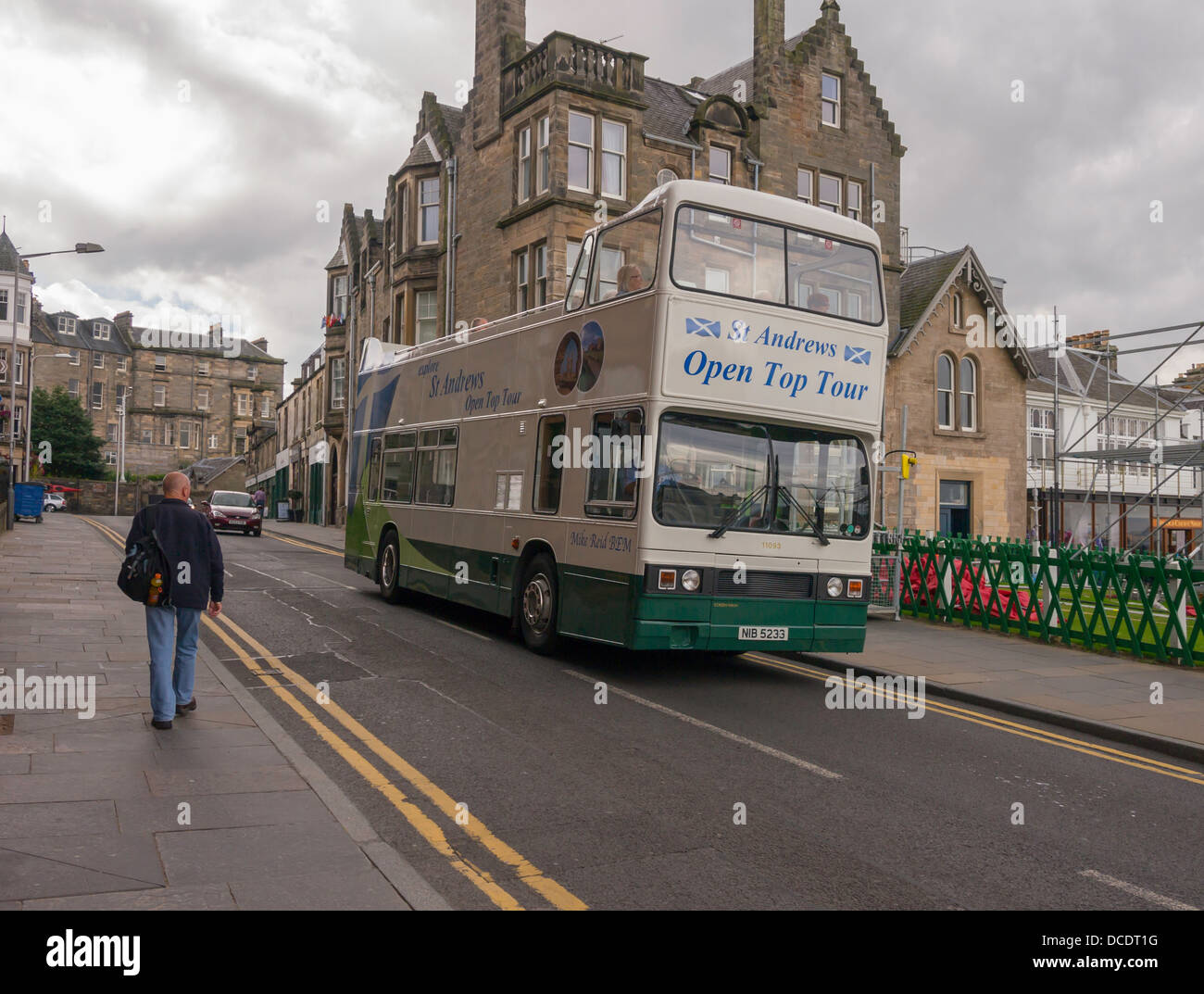 Eine offenen Doppeldecker-Bus führt Touristen auf einem Rundgang durch die Stadt von St. Andrews Fife Schottland gekrönt Stockfoto