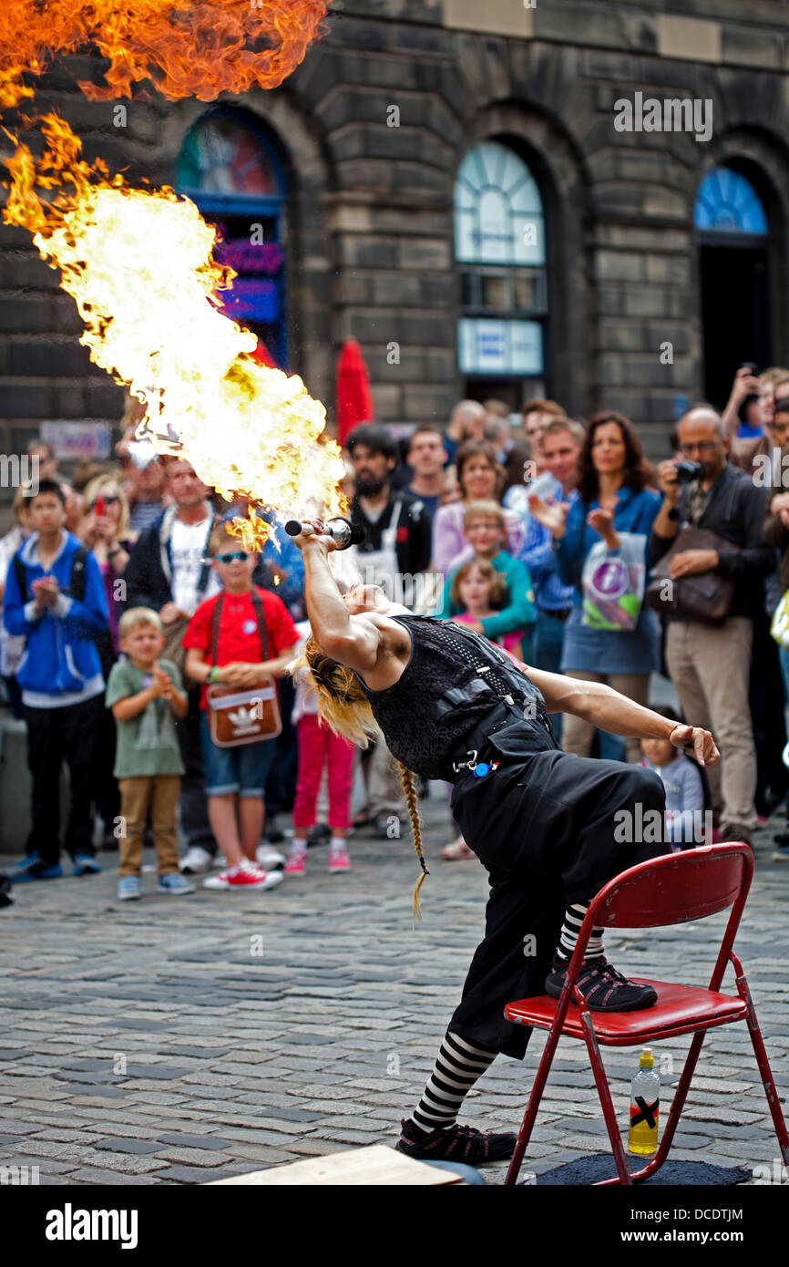 Edinburgh Fringe Festival , 15. August 2013, Hix, Japanese Street Performer beugt sich rückwärts, um Feuerball zu blasen, um das Publikum auf der Royal Mile, Schottland, zu unterhalten Stockfoto