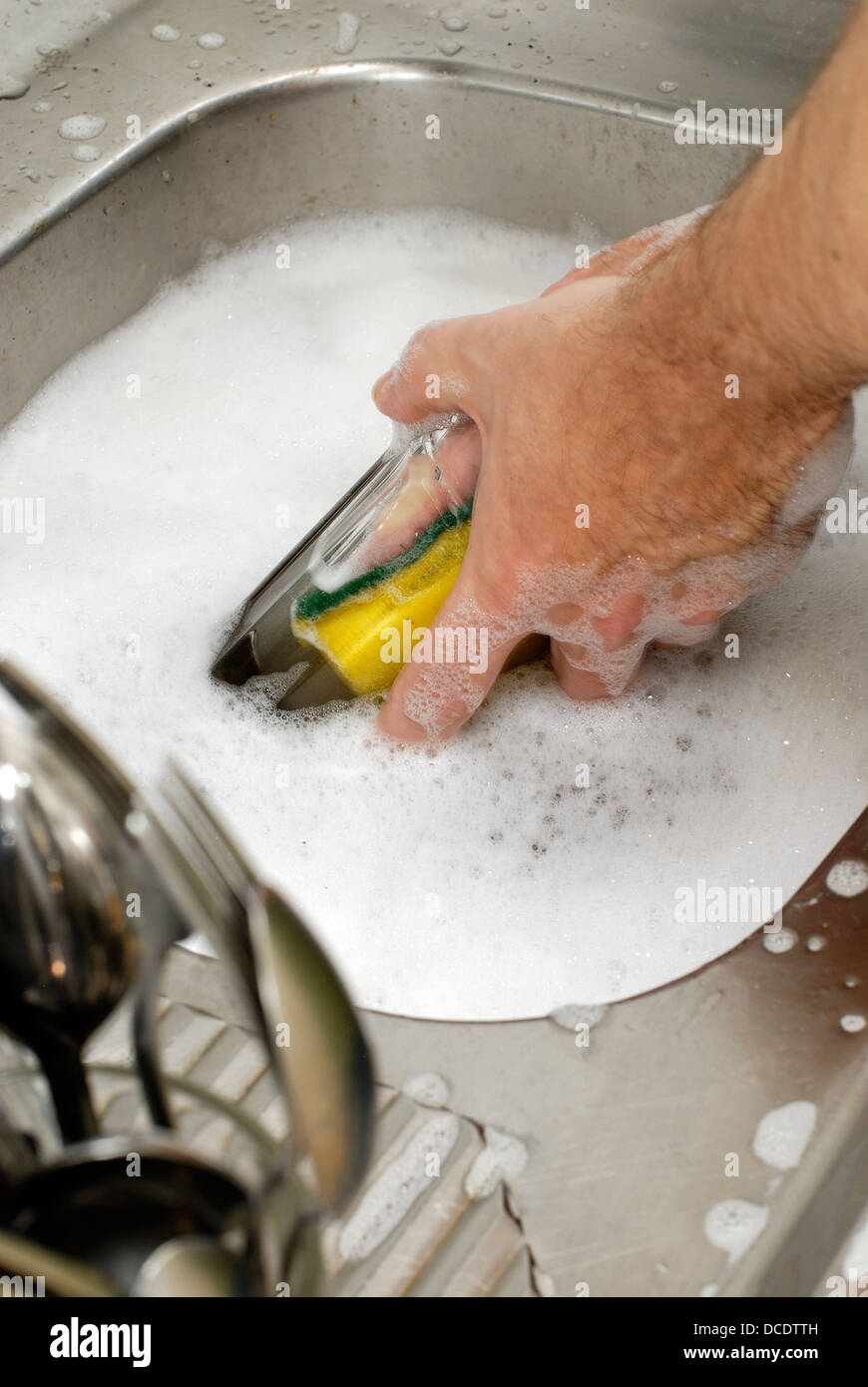 Ein Mann ist, ein Glas waschen. Stockfoto