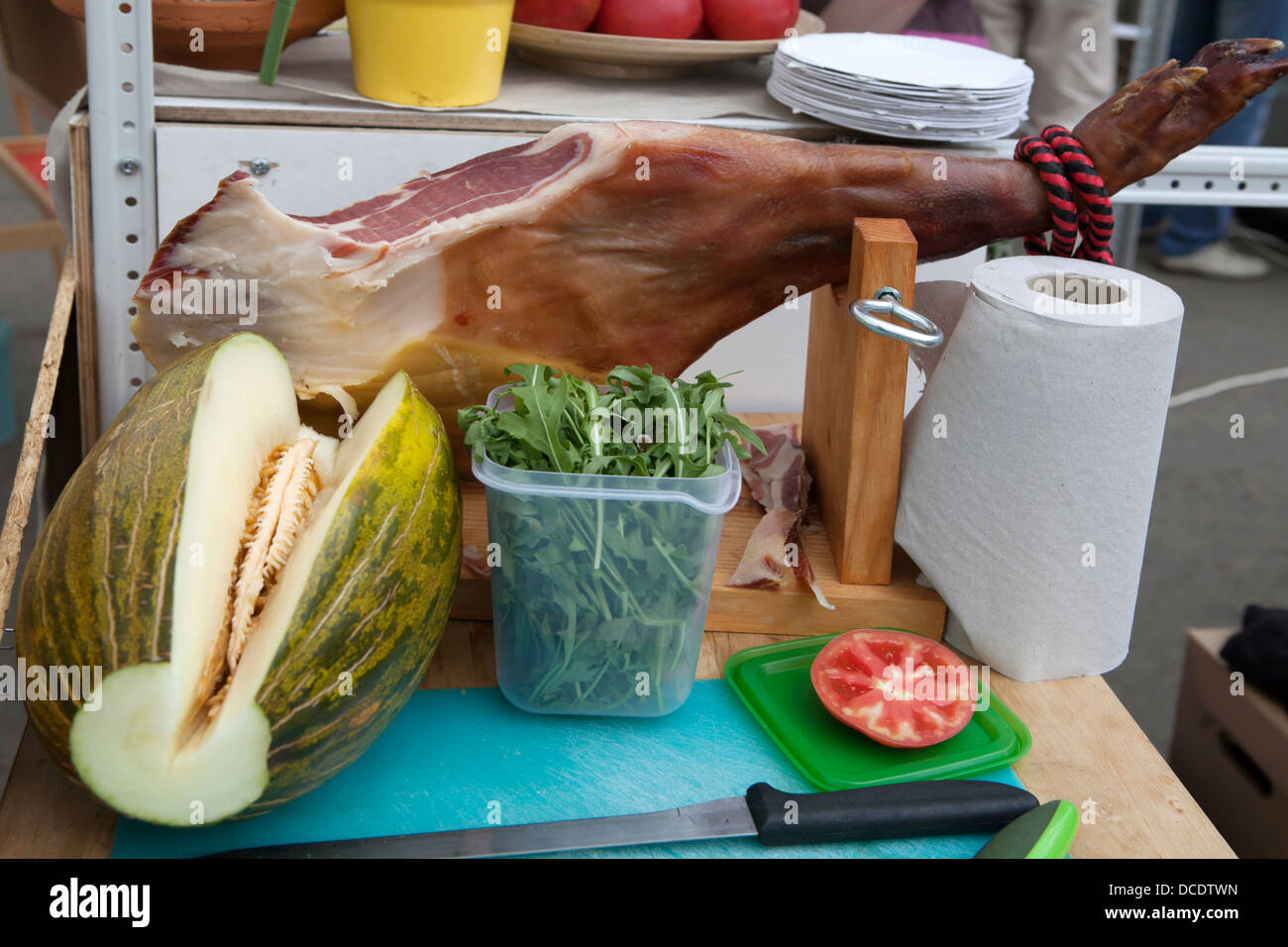 Iberischer Schinken mit einer Platte aus Scheiben Schinken. Typisch Spanisch Stockfoto