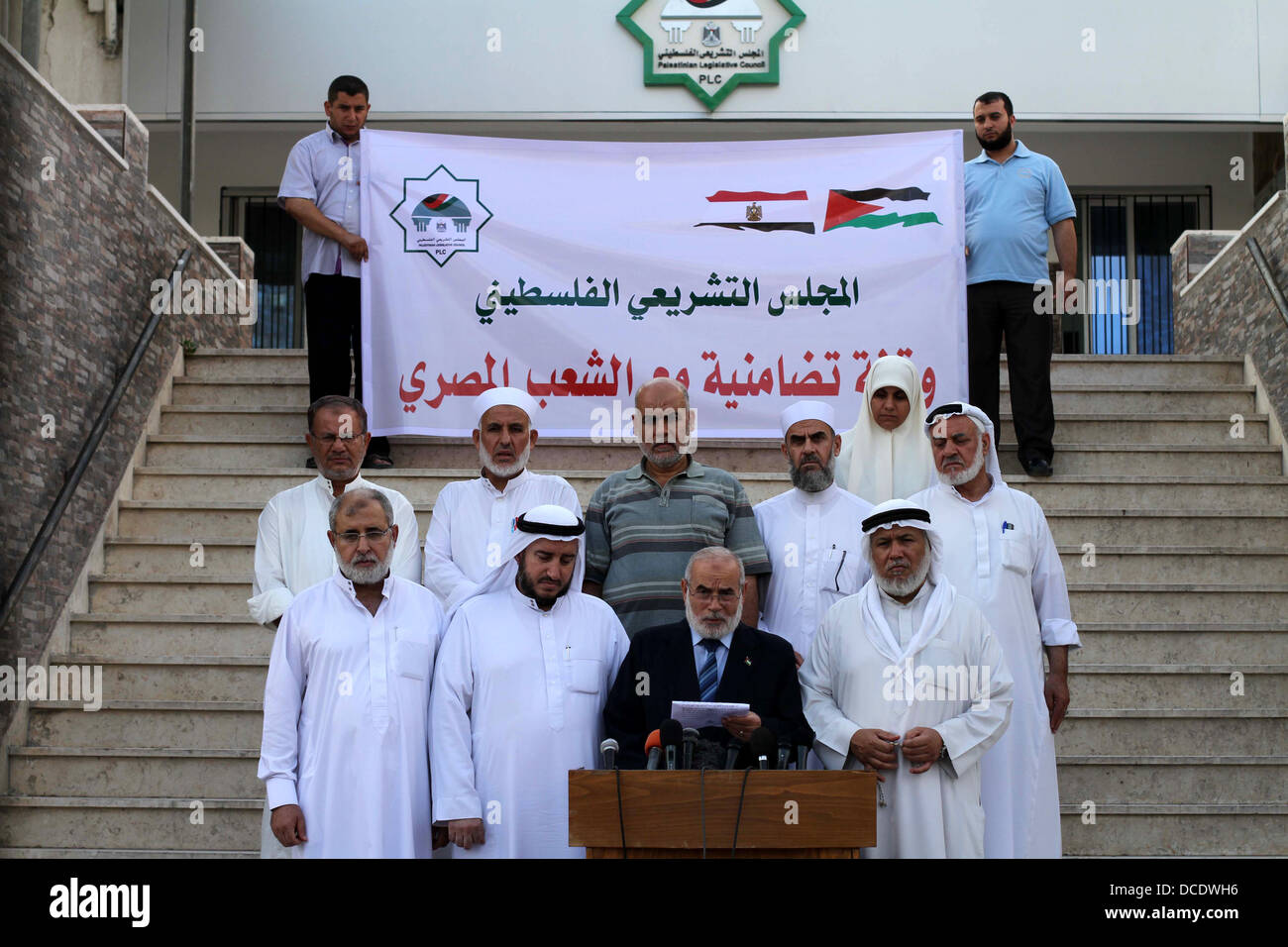 16. August 2013 - spricht Gaza-Stadt, Gazastreifen, Palästinensische Autonomiegebiete - Sprecher des palästinensischen Legislativrates, Ahmed Bahar, während einer Pause mit Mitgliedern der PLC in Solidarität mit dem ägyptischen Volk und gegen die Gewalt in der ägyptischen Hauptstadt am 15. August 2013, in Gaza-Stadt. Ägyptens Muslimbruderschaft fordert Anhänger marschieren aus Protest in Kairo am Donnerstag, nachdem mindestens 525 Menschen ums Leben kamen, in einer Sicherheit Durchgreifen gegen die islamistische Bewegung, die die bevölkerungsreichste arabische Nation polarisiert verlassen hat und in Aufruhr (Credit-Bild: © Ashraf Amra/APA Images/ZUMAPRESS.com) Stockfoto