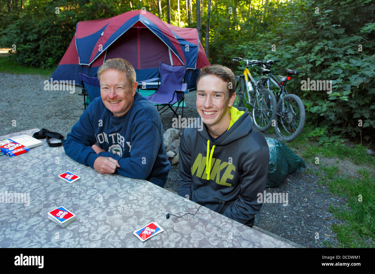 Vater und Sohn auf Familie camping Reise-Ucluelet, Britisch-Kolumbien, Kanada. Stockfoto