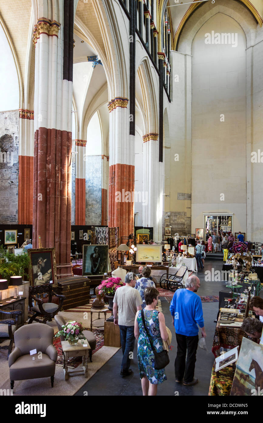 Touristen, die Kunst- und Antiquitätenmesse in der Sankt-Nikolaus Kirche / Sint Niklaaskerk im historischen Zentrum von Gent, Belgien Stockfoto