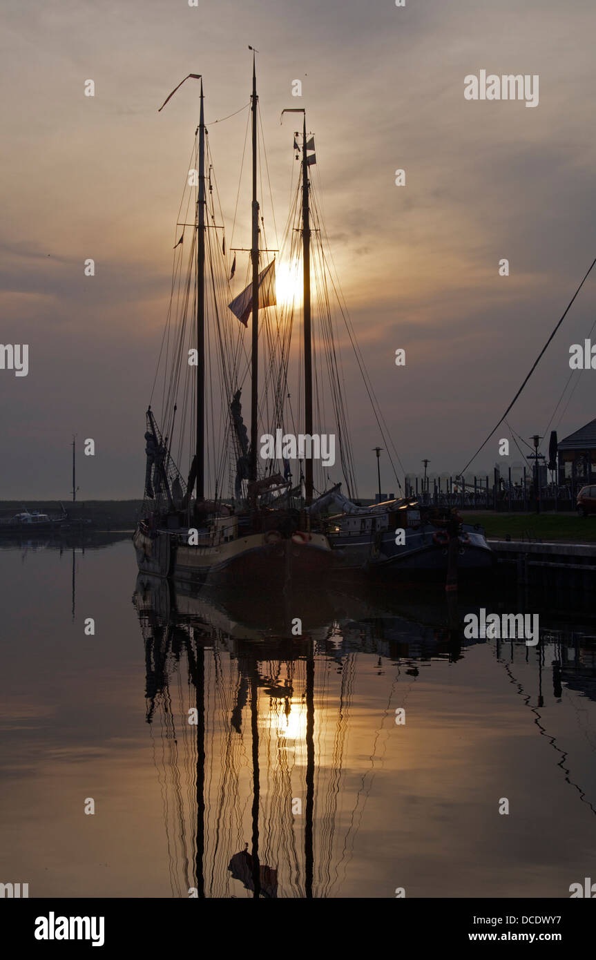 Untergehenden Sonne durch Manipulation der festgemachten Jachten Stavoren Friesland Holland Stockfoto