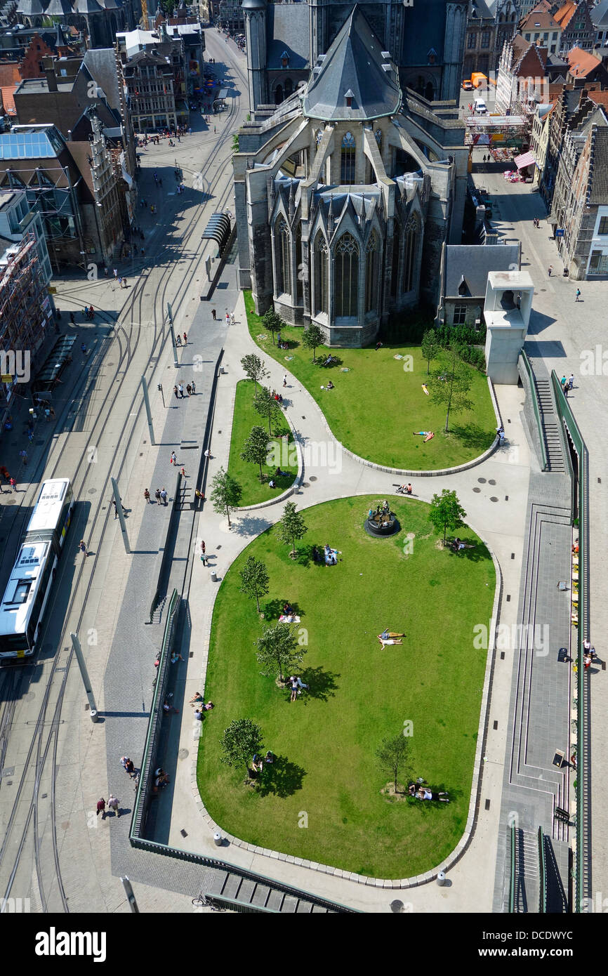 Luftbild auf Menschen Sonnen und sitzen im Schatten der Bäume im kleinen grünen Stadtpark an einem heißen Tag im Sommer, Gent, Belgien Stockfoto