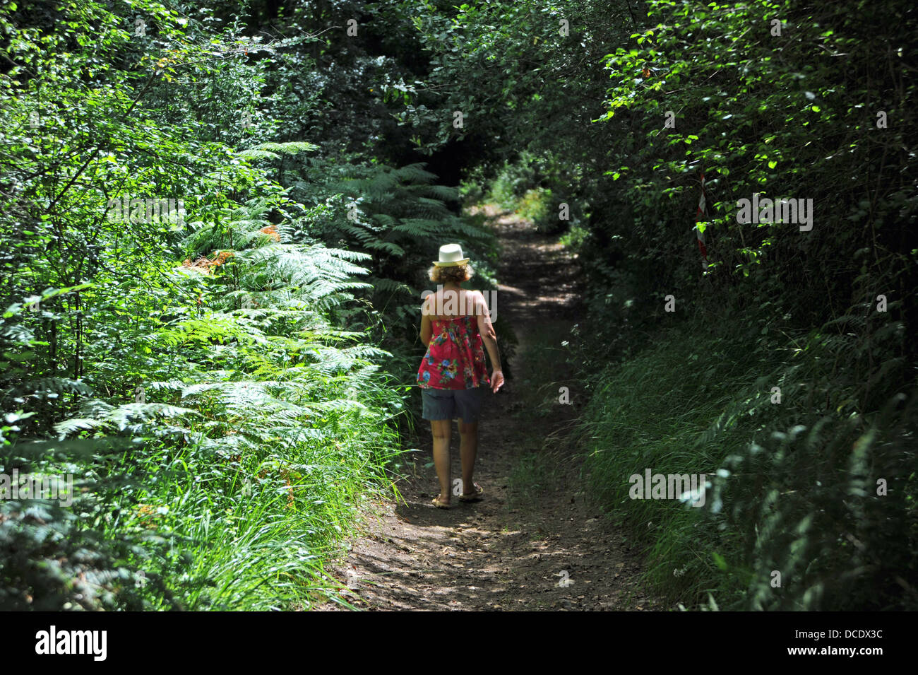 Frau, die im Urlaub am Frayssinet-Le-Gelat im Bereich viel Region oder Abteilung des South West Midi - Pyrenäen in Frankreich Stockfoto