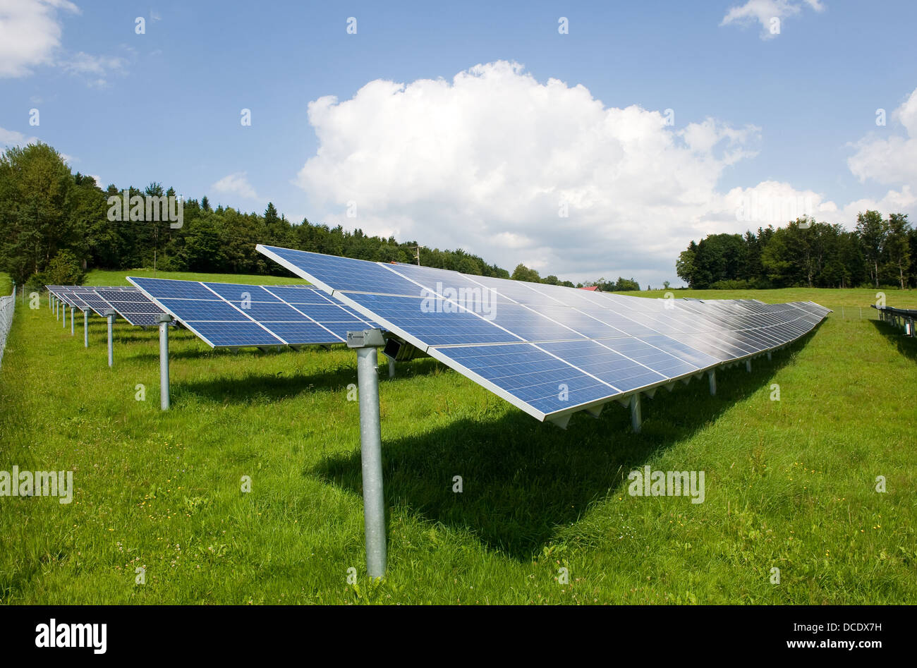 Sonnenkollektoren in einem Feld in Süddeutschland Stockfoto