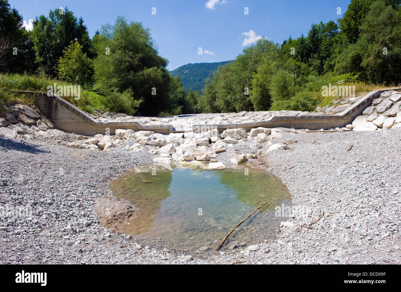 Ein Teich ist al, was im trockenen Flussbett des Flusses Zinkenbaches im Sommer übrig bleibt, die endet in der Wolfgangsee in Österreich Stockfoto