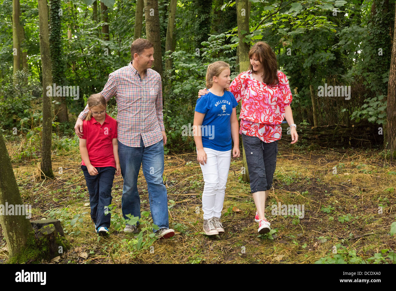 Familie zu Fuß durch den Wald / Wald Stockfoto