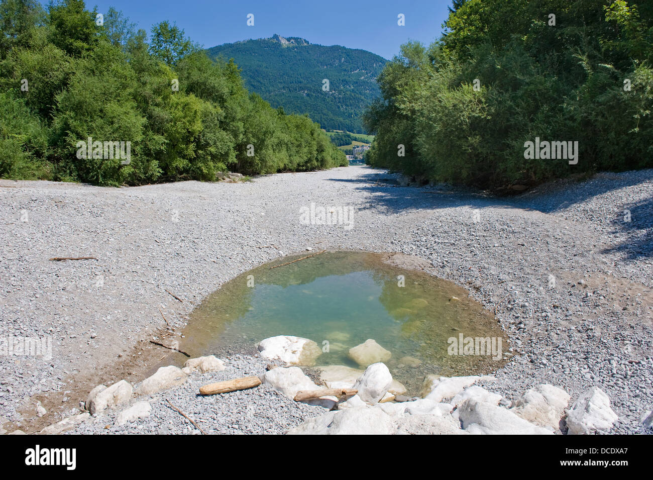 Ein Teich ist al, was im trockenen Flussbett des Flusses Zinkenbaches im Sommer übrig bleibt, die endet in der Wolfgangsee in Österreich Stockfoto