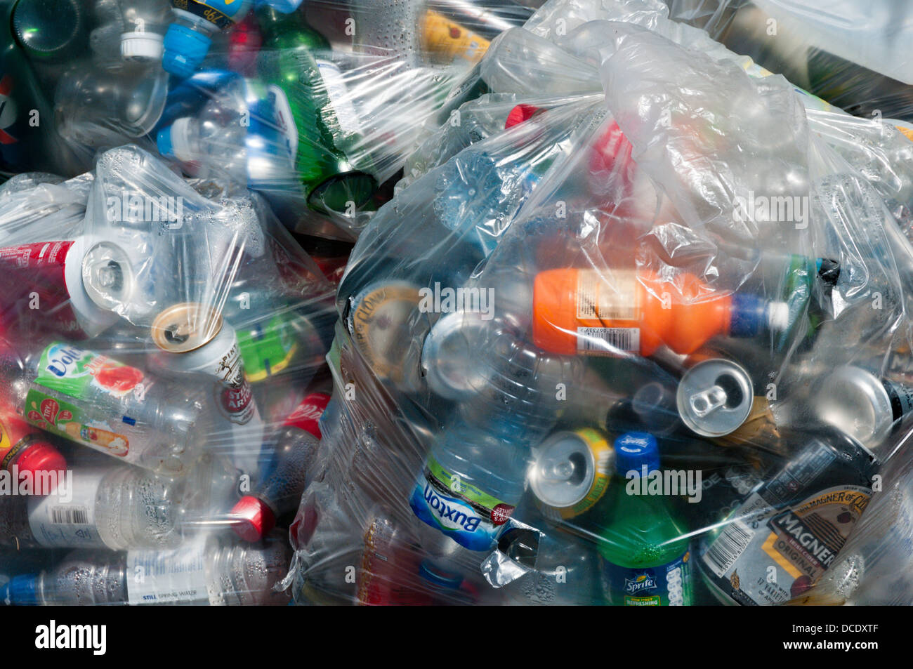 Kunststoff-Flaschen und Dosen verpackt in durchsichtigen Kunststoff für das recycling. Stockfoto