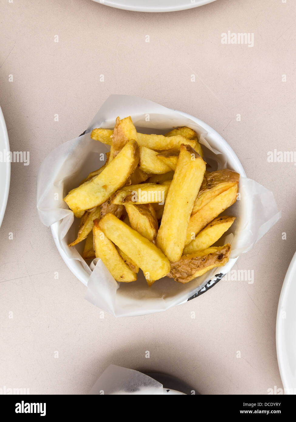 Chips in einer Schale auf einem Tisch im restaurant Stockfoto