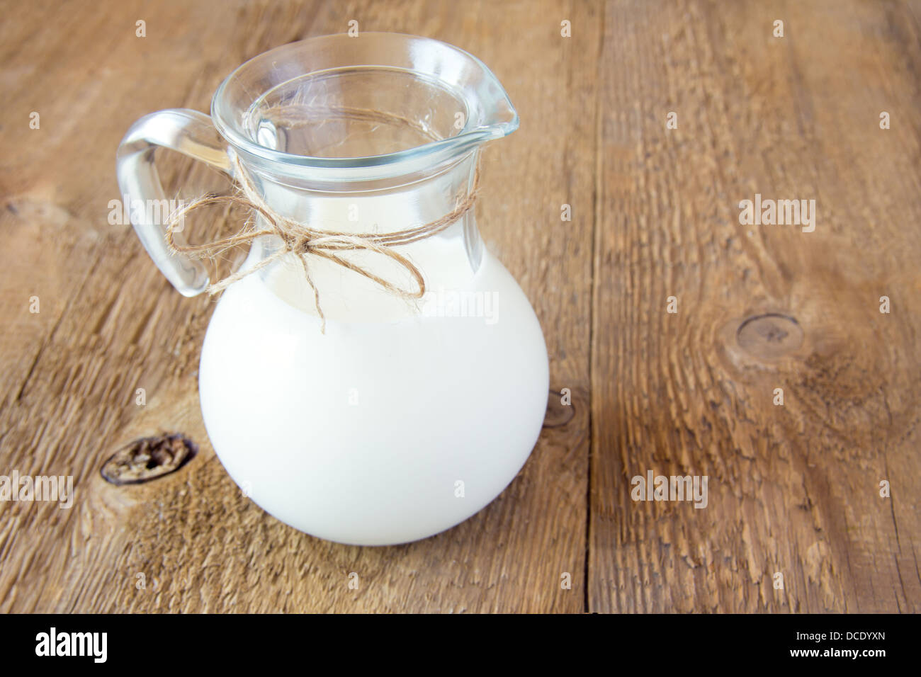 Milch im Glas auf rustikalen Holztisch, Horizontal, Textfreiraum Stockfoto