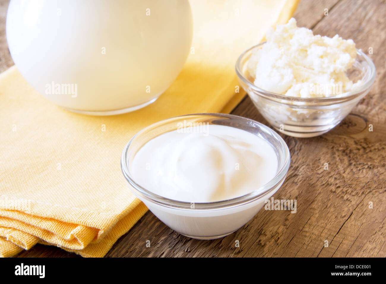 Frische Milchprodukte: saure Sahne (Joghurt) in Glasschale hautnah, horizontale Stockfoto