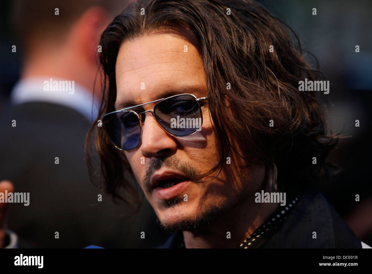 US-Schauspieler Johnny Depp kommt auf dem roten Teppich der UK-Premiere des Films "Dark Shadows" in London am 9. Mai 2012 zu besuchen. Stockfoto