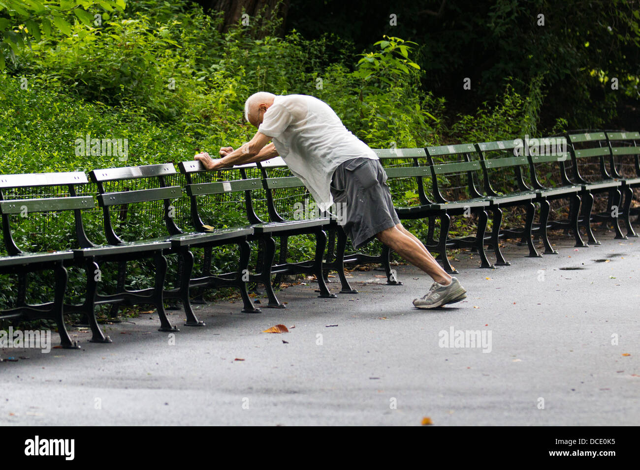 Senior-Mann stretching im Central Park Stockfoto