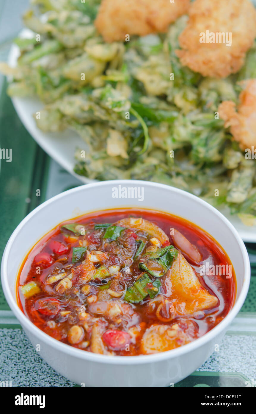 Nahaufnahme rote Chili-Sauce (süß-sauer) mit tiefen gebratenen Gemüse serviert Stockfoto