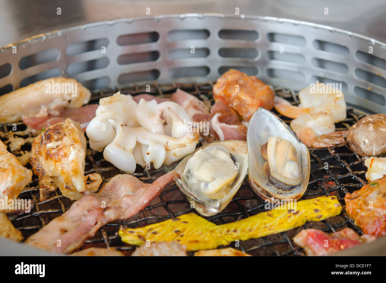Grillen, Kochen, gegrilltem Schweinefleisch, Huhn und Meeresfrüchten mischen Stockfoto