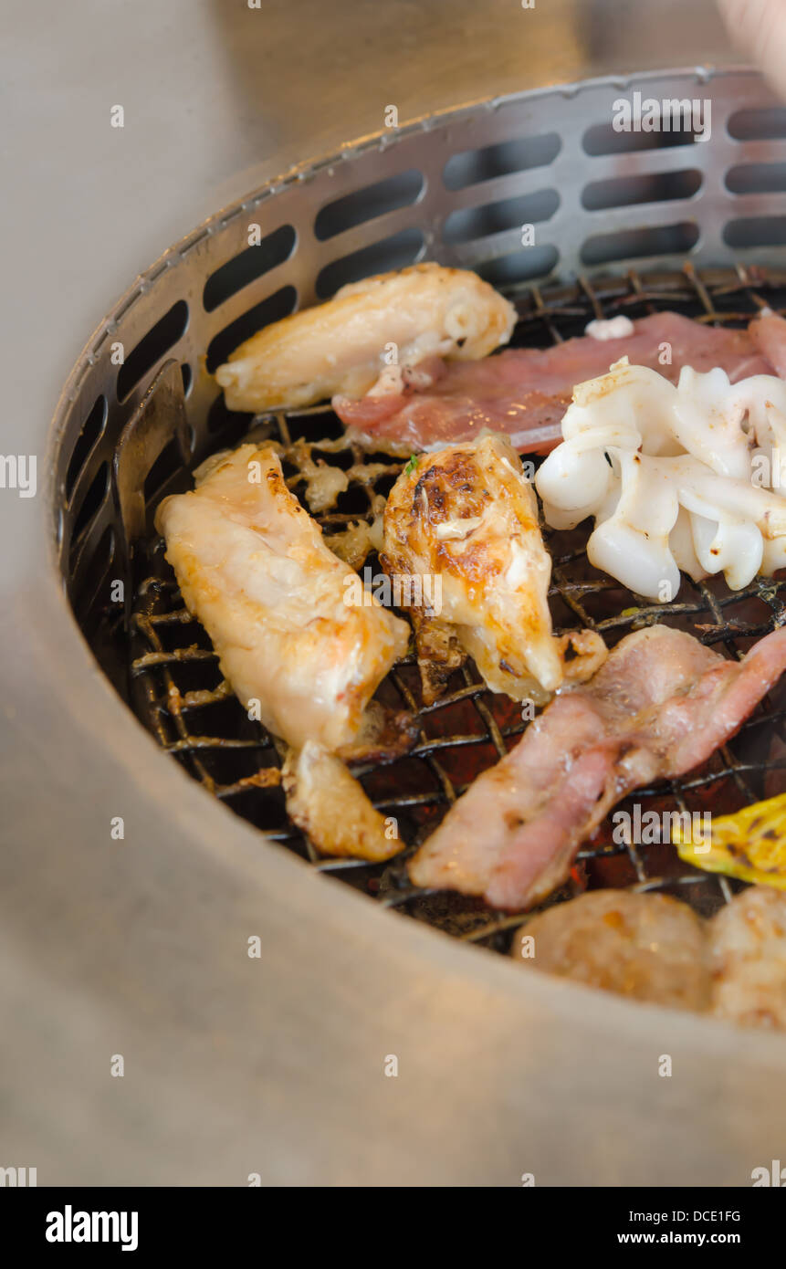 Gegrilltes Schweinefleisch, Huhn und Meeresfrüchten mischen Stockfoto