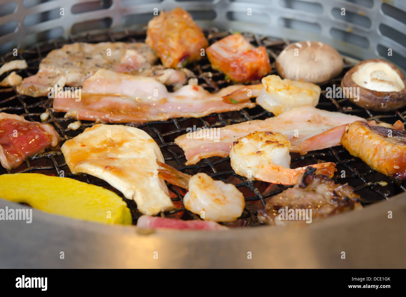 Gegrilltes Schweinefleisch, Huhn Tintenfisch, Garnelen und Gemüse Stockfoto