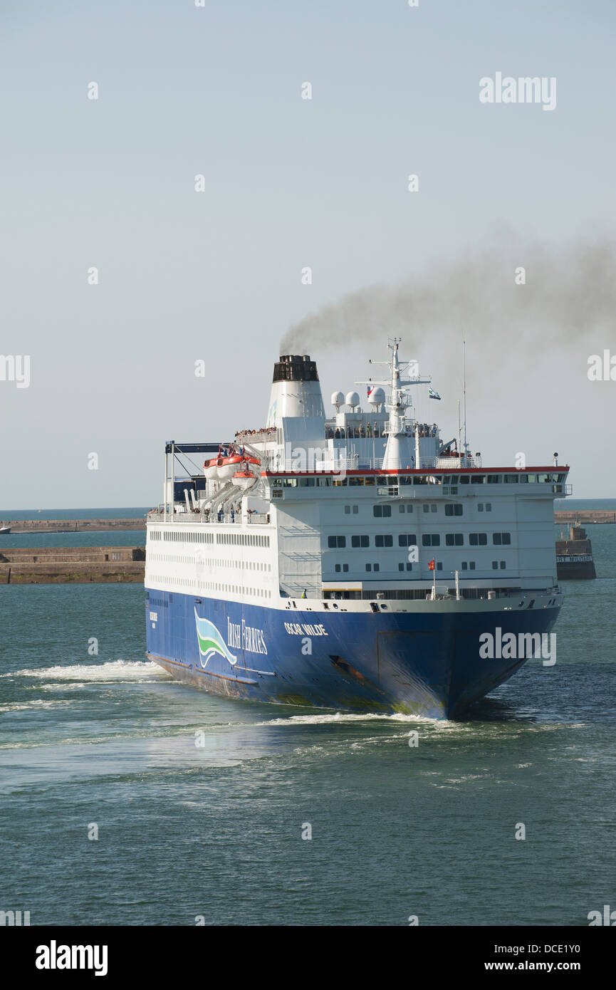 Oscar Wilde-Fähre mit Bogen Booster aus Cherbourg Frankreich Schiff gehört der Irish Ferries Flotte zu manövrieren Stockfoto