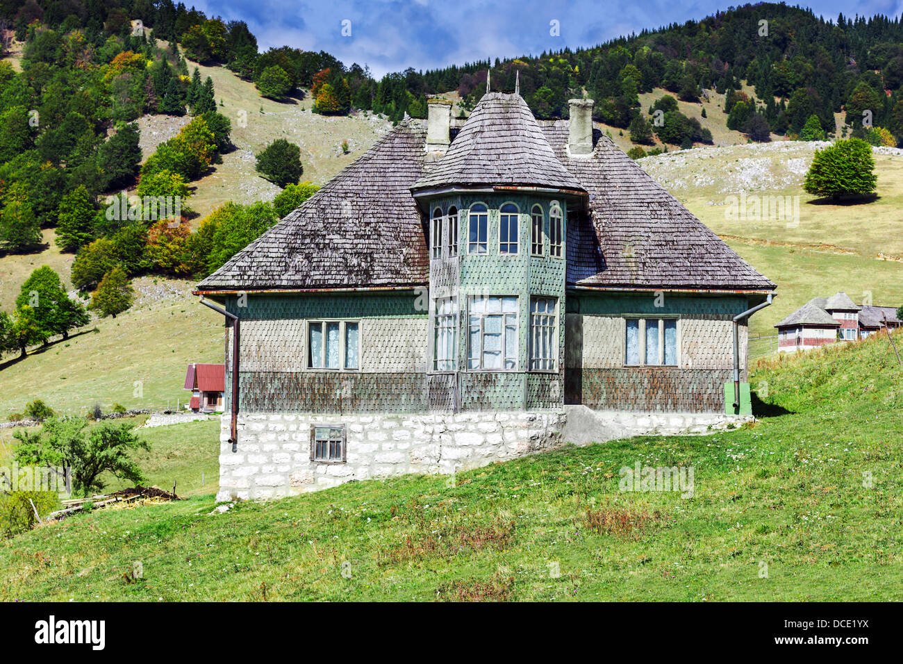 Blick auf ein altes Haus am Berge Hintergrund Stockfoto