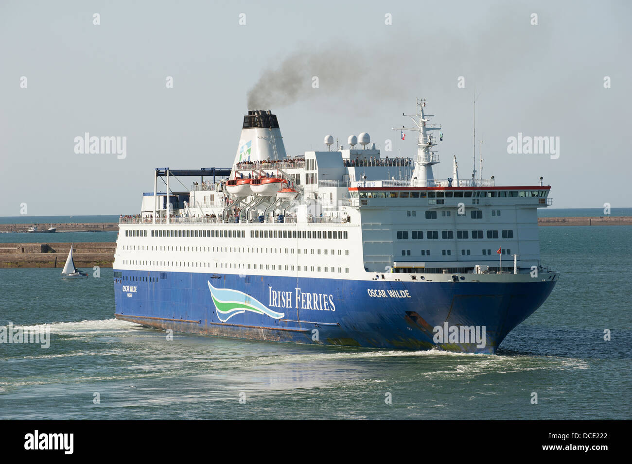 Oscar Wilde-Fähre mit Bogen Booster aus Cherbourg Frankreich Schiff gehört der Irish Ferries Flotte zu manövrieren Stockfoto