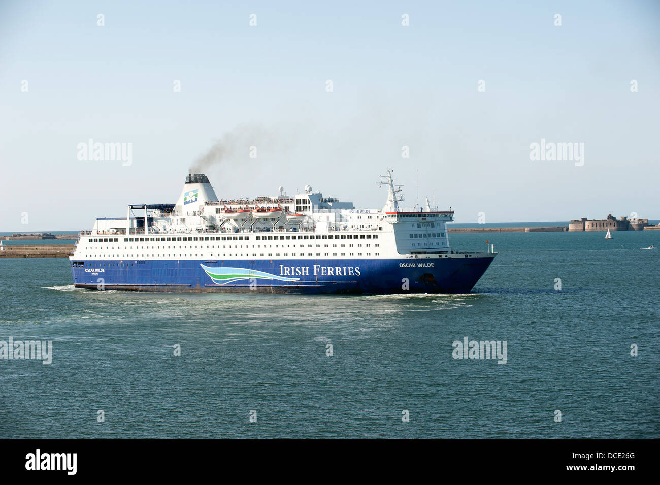 Oscar Wilde-Fähre mit Bogen Booster aus Cherbourg Frankreich Schiff gehört der Irish Ferries Flotte zu manövrieren Stockfoto